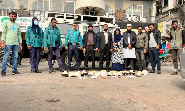 লালবাগে বিটিআরসি ও পুলিশের যৌথ অভিযান লালবাগে বিটিআরসি ও পুলিশের যৌথ অভিযান
