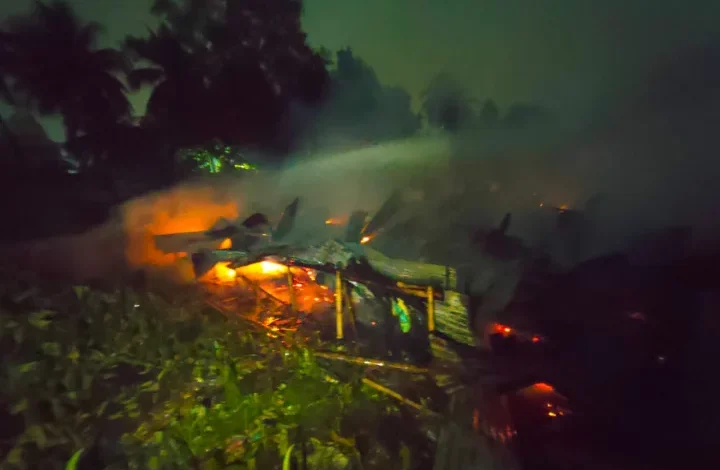 তেজগাঁওয়ের মোল্লাবাড়ি বস্তিতে আগুন, নিহত ২ তেজগাঁওয়ের মোল্লাবাড়ি বস্তিতে আগুন, নিহত ২
