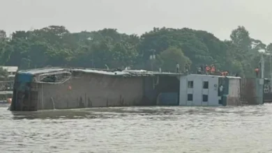 কুয়াশায় আটকে মাঝ নদীতে ডুবে গেছে ফেরি ‘রজনীগন্ধা’