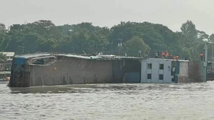 কুয়াশায় আটকে মাঝ নদীতে ডুবে গেছে ফেরি ‘রজনীগন্ধা’ কুয়াশায় আটকে মাঝ নদীতে ডুবে গেছে ফেরি ‘রজনীগন্ধা’