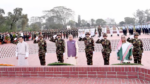 স্মৃতিসৌধে রাষ্ট্রপতি, প্রধানমন্ত্রীর সঙ্গী ভুটানের রাজা স্মৃতিসৌধে রাষ্ট্রপতি, প্রধানমন্ত্রীর সঙ্গী ভুটানের রাজা