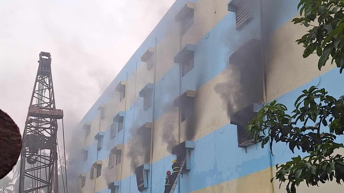 চট্টগ্রামের জুতা কারখানায় আগুন, নিয়ন্ত্রণে ৯ ইউনিট চট্টগ্রামের জুতা কারখানায় আগুন, নিয়ন্ত্রণে ৯ ইউনিট