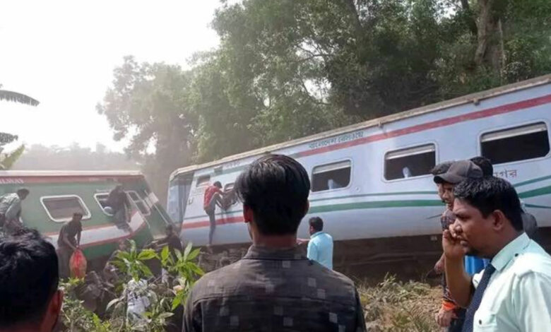 ৯ বগি নিয়ে কুমিল্লায় লাইনচ্যুত হলো বিজয় এক্সপ্রেস ৯ বগি নিয়ে কুমিল্লায় লাইনচ্যুত হলো বিজয় এক্সপ্রেস