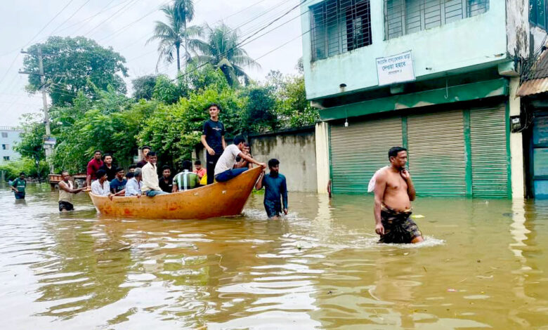 ফেনীতে ভয়াবহ বন্যা, নৌকার অভাব-পানির স্রোতে উদ্ধার কাজ ব্যাহত ফেনীতে ভয়াবহ বন্যা, নৌকার অভাব-পানির স্রোতে উদ্ধার কাজ ব্যাহত