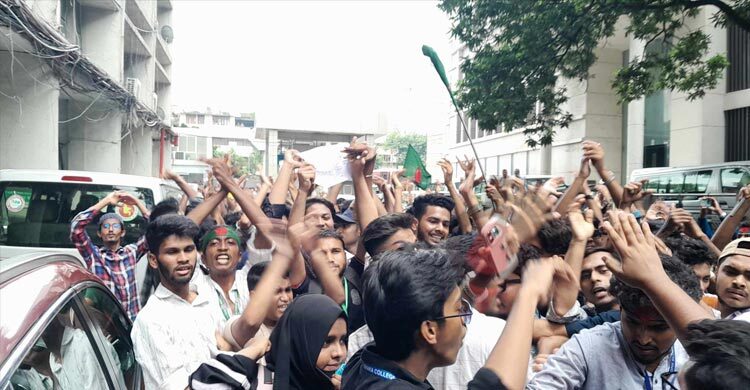 অটো পাসের দাবিতে সচিবালয়ে ঢুকে পড়লো শতাধিক এইচএসসি পরীক্ষার্থী অটো পাসের দাবিতে সচিবালয়ে ঢুকে পড়লো শতাধিক এইচএসসি পরীক্ষার্থী