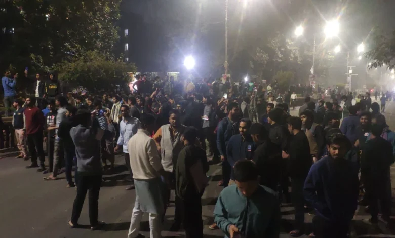 মধ্যরাতে নীলক্ষেত-নিউমার্কেট এলাকায় ঢাবি-সাত কলেজ উত্তেজনা মধ্যরাতে নীলক্ষেত-নিউমার্কেট এলাকায় ঢাবি-সাত কলেজ উত্তেজনা
