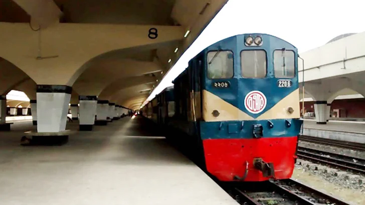 সারা দেশে বন্ধ ট্রেন চলাচল, ভোগান্তিতে যাত্রীরা সারা দেশে বন্ধ ট্রেন চলাচল, ভোগান্তিতে যাত্রীরা