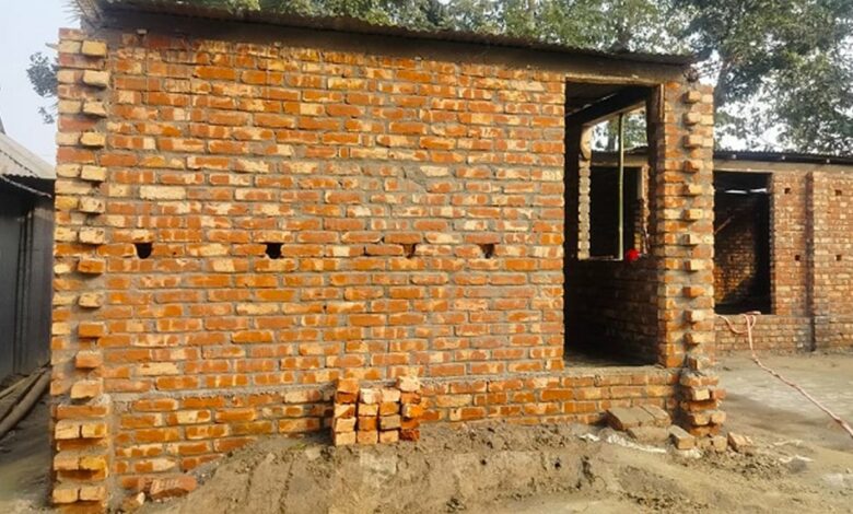 বিএসএফের বাধায় বন্ধ হল বাংলাদেশির ঘর নির্মাণ বিএসএফের বাধায় বন্ধ হল বাংলাদেশির ঘর নির্মাণ