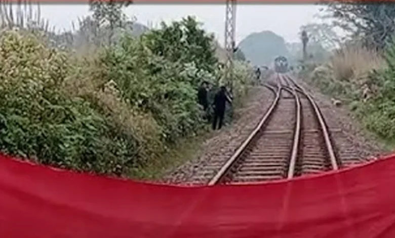 গাজীপুরে অল্পের জন্য রক্ষা পেল ১২শ ট্রেনযাত্রী গাজীপুরে অল্পের জন্য রক্ষা পেল ১২শ ট্রেনযাত্রী