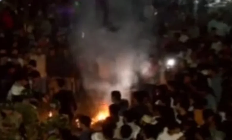 শিক্ষার্থী ও বাস শ্রমিক সংঘর্ষ-আগুন শিক্ষার্থী ও বাস শ্রমিক সংঘর্ষ-আগুন