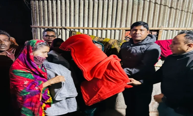 রাজধানীতে শীতার্তদের মাঝে ঢাকা জেলা প্রশাসকের কম্বল বিতরণ রাজধানীতে শীতার্তদের মাঝে ঢাকা জেলা প্রশাসকের কম্বল বিতরণ
