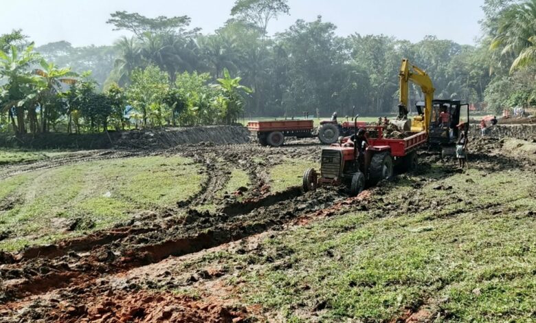 ফরিদগঞ্জে কৃষিজমির টপ সয়েল কাটার মহোৎসব, জড়িত প্রভাবশালীরা ফরিদগঞ্জে কৃষিজমির টপ সয়েল কাটার মহোৎসব, জড়িত প্রভাবশালীরা