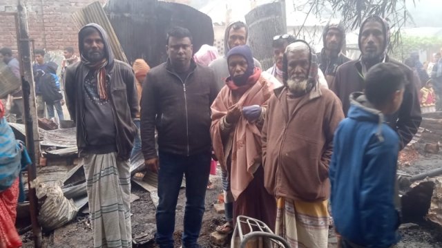 গাইবান্ধায় আগুনে পুড়লো ১০ ঘর, দগ্ধ হয়ে সাত গরুর মৃত্যু গাইবান্ধায় আগুনে পুড়লো ১০ ঘর, দগ্ধ হয়ে সাত গরুর মৃত্যু