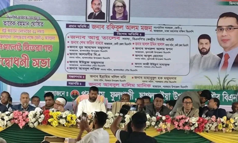 বিএনপি নেতা মজনুর লিফলেট বিতরণ বিএনপি নেতা মজনুর লিফলেট বিতরণ