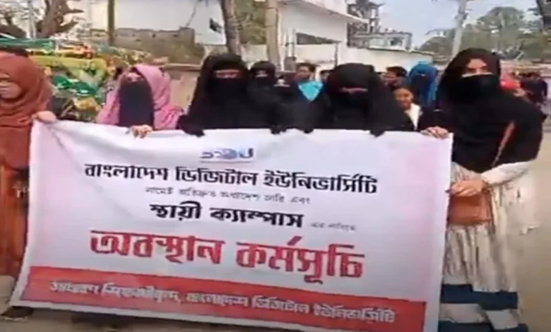 ঢাকা-টাঙ্গাইল মহাসড়কে শিক্ষার্থীদের অবস্থান, দীর্ঘ যানজট ঢাকা-টাঙ্গাইল মহাসড়কে শিক্ষার্থীদের অবস্থান, দীর্ঘ যানজট