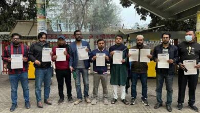 লিফলেট বিতরণে ব্যস্ত আওয়ামী লীগের কর্মীরা