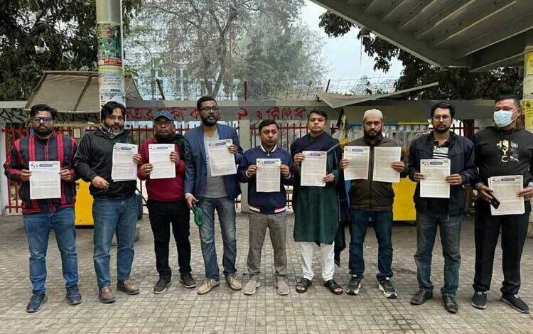 লিফলেট বিতরণে ব্যস্ত আওয়ামী লীগের কর্মীরা লিফলেট বিতরণে ব্যস্ত আওয়ামী লীগের কর্মীরা
