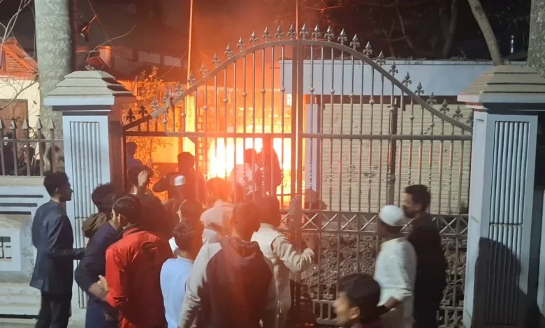 সাবেক রাষ্ট্রপতি আবদুল হামিদের বাসায় ভাঙচুর-আগুন সাবেক রাষ্ট্রপতি আবদুল হামিদের বাসায় ভাঙচুর-আগুন