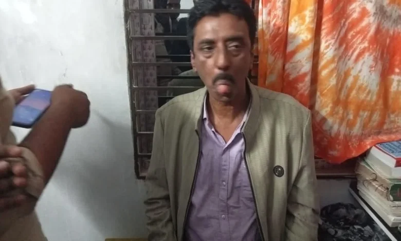 হিন্দু নারীর সঙ্গে অসামাজিক কাজের সময় আ.লীগ নেতা আটক হিন্দু নারীর সঙ্গে অসামাজিক কাজের সময় আ.লীগ নেতা আটক