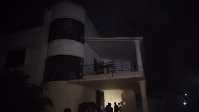 সাবেক সেনাপ্রধান মইন ইউ আহমেদের বাসভবন ভাঙচুর-আগুন