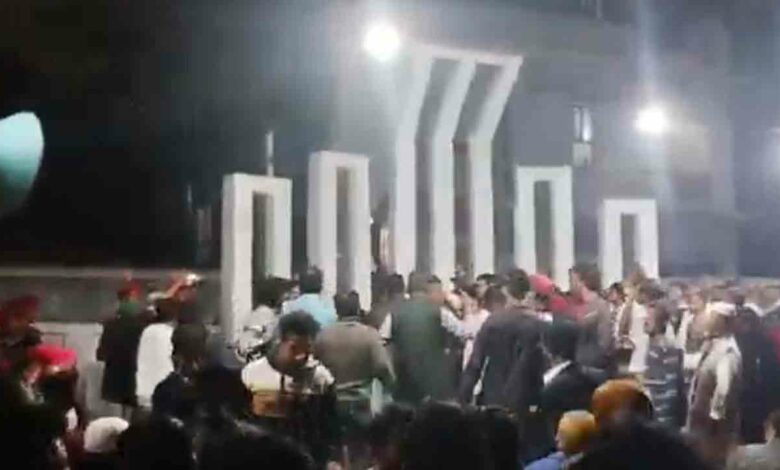 শহীদ মিনারে ফুল দেওয়া নিয়ে বিএনপি-ছাত্রদল সংঘর্ষ, আহত ২ শহীদ মিনারে ফুল দেওয়া নিয়ে বিএনপি-ছাত্রদল সংঘর্ষ, আহত ২