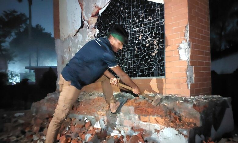 ময়মনসিংহে শেখ মুজিবের ম্যুরাল ভাঙচুর ময়মনসিংহে শেখ মুজিবের ম্যুরাল ভাঙচুর