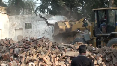 নাটোর জেলা আ. লীগের কার্যালয় গুঁড়িয়ে দিল বিক্ষুব্ধ ছাত্র জনতা