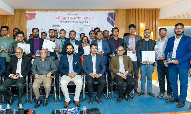 ত্বক সুরক্ষায় বিশেষ রিপোর্টিংয়ে অ্যাওয়ার্ড জিতলেন ৩ সাংবাদিক ত্বক সুরক্ষায় বিশেষ রিপোর্টিংয়ে অ্যাওয়ার্ড জিতলেন ৩ সাংবাদিক