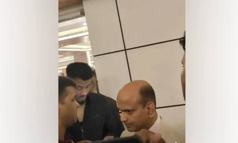 চট্টগ্রামে বিয়ের অনুষ্ঠানে আ.লীগ নেতাকর্মীরা: আটক ফখরুল আনোয়ার চট্টগ্রামে বিয়ের অনুষ্ঠানে আ.লীগ নেতাকর্মীরা: আটক ফখরুল আনোয়ার