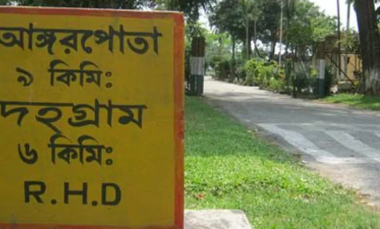 দহগ্রামে কাঁটাতারের বেড়ায় ভারত ঝুলিয়ে রেখেছে মদের বোতল দহগ্রামে কাঁটাতারের বেড়ায় ভারত ঝুলিয়ে রেখেছে মদের বোতল