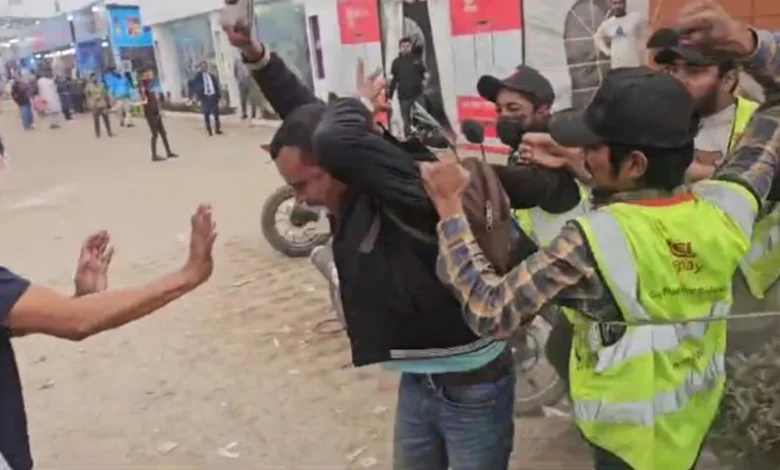 বাণিজ্য মেলায় সাংবাদিকের উপর হামলার ঘটনায় গ্রেপ্তার ৩ বাণিজ্য মেলায় সাংবাদিকের উপর হামলার ঘটনায় গ্রেপ্তার ৩