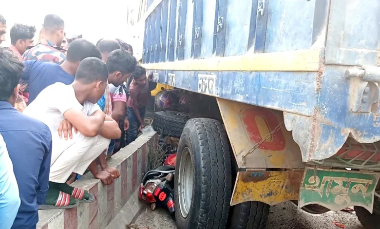সোনামসজিদে ট্রাকচাপায় মোটরসাইকেল আরোহী নিহত সোনামসজিদে ট্রাকচাপায় মোটরসাইকেল আরোহী নিহত