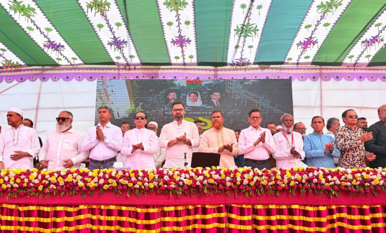 একটি গোষ্ঠী স্বৈরাচারী মনোভাব নিয়ে কথা বলছে : আমিনুল হক একটি গোষ্ঠী স্বৈরাচারী মনোভাব নিয়ে কথা বলছে : আমিনুল হক