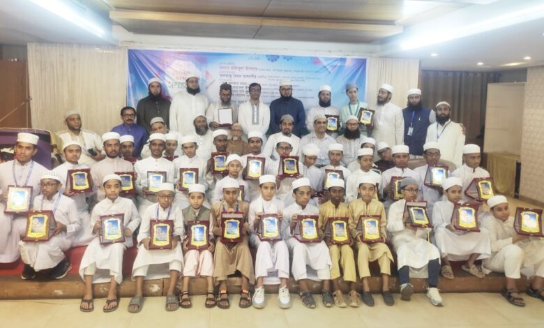 উত্তরায় ৬৩ কুরআনের হাফেজকে সম্মাননা প্রদান উত্তরায় ৬৩ কুরআনের হাফেজকে সম্মাননা প্রদান