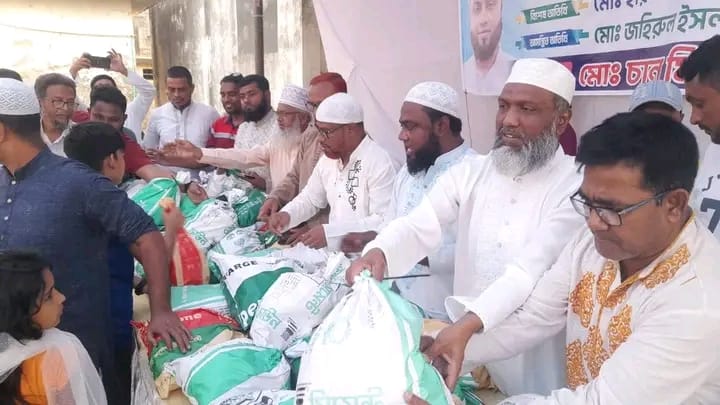 মাসব্যাপী ইফতার নিয়ে নিম্ন আয়ের মানুষের পাশে বিএনপি নেতা আফাজ উদ্দিন মাসব্যাপী ইফতার নিয়ে নিম্ন আয়ের মানুষের পাশে বিএনপি নেতা আফাজ উদ্দিন
