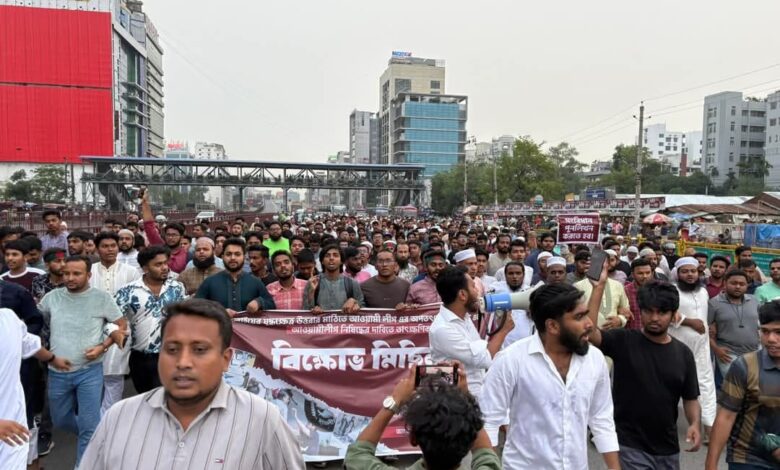 আওয়ামী লীগ নিষিদ্ধের দাবিতে ‘ছাত্রজনতার’ ব্যানারে উত্তরায় বিক্ষোভ আওয়ামী লীগ নিষিদ্ধের দাবিতে ‘ছাত্রজনতার’ ব্যানারে উত্তরায় বিক্ষোভ