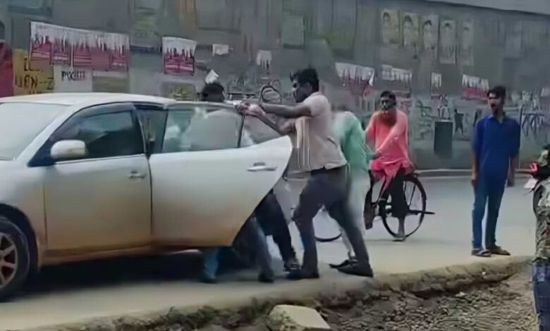 উত্তরায় প্রকাশ্যে গাড়িতে তুলে নেওয়ার ভিডিও ফেইসবুকে, ক্লু ‘পাচ্ছে না’ পুলিশ