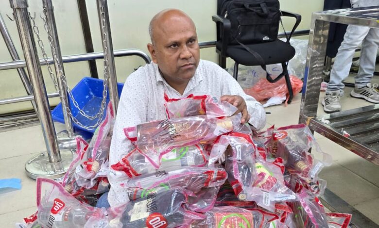 পাঁচজন ভারতীয় নাগরিকের কাছ থেকে মদ, শাড়ি মোবাইল জব্দ পাঁচজন ভারতীয় নাগরিকের কাছ থেকে মদ, শাড়ি মোবাইল জব্দ