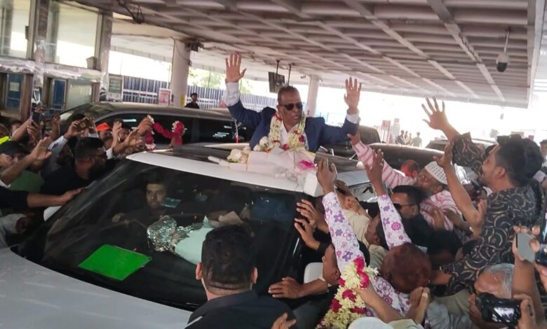 ফাসির দন্ড থেকে খালাসপ্রাপ্ত বিএনপি নেতা হানিফ ১৫ বছর পর দেশে ফিরলেন ফাসির দন্ড থেকে খালাসপ্রাপ্ত বিএনপি নেতা হানিফ ১৫ বছর পর দেশে ফিরলেন