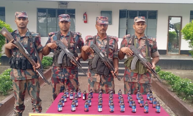 বেনাপোলে বিপুল পরিমাণে ভারতীয় পণ্য সামগ্রী আটক।