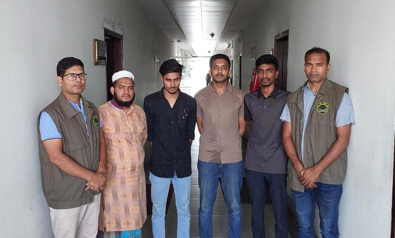 চাকরি নামে প্রতারণা ও বিপুল অর্থ আত্মসাৎ, উত্তরা থেকে গ্রেপ্তার ৪ চাকরি নামে প্রতারণা ও বিপুল অর্থ আত্মসাৎ, উত্তরা থেকে গ্রেপ্তার ৪