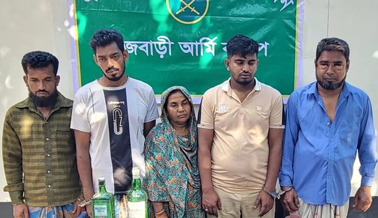 সেনবাহিনীর অভিযানে অস্ত্রসহ ৫ জন গ্রেফতার সেনবাহিনীর অভিযানে অস্ত্রসহ ৫ জন গ্রেফতার