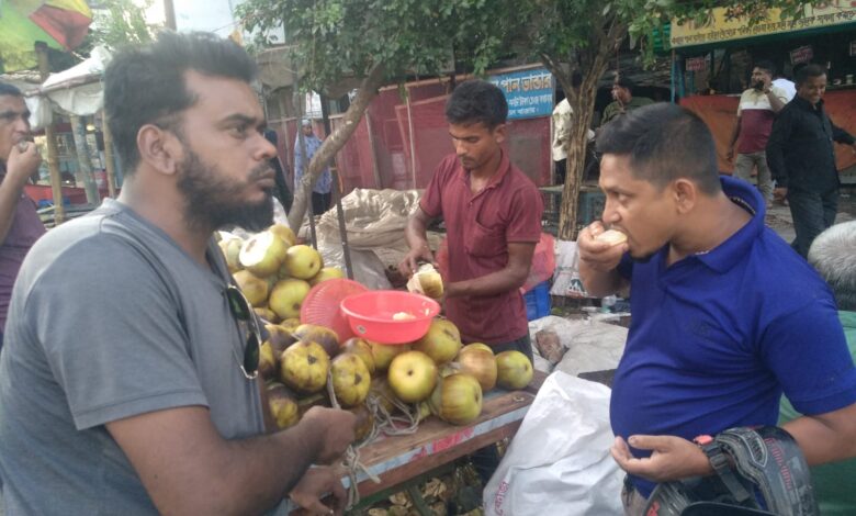বেনাপোল সহ শার্চায় হাট বাজারে জমে উঠেছে লোভনীয় ফল তাল শাঁস বেচাকেনা বেনাপোল সহ শার্চায় হাট বাজারে জমে উঠেছে লোভনীয় ফল তাল শাঁস বেচাকেনা