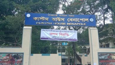 কর্মবিরতি স্থগিতে বেনাপোল কাস্টমস হাউসে কর্মচাঞ্চল্যতা বৃদ্ধি পেয়েছে