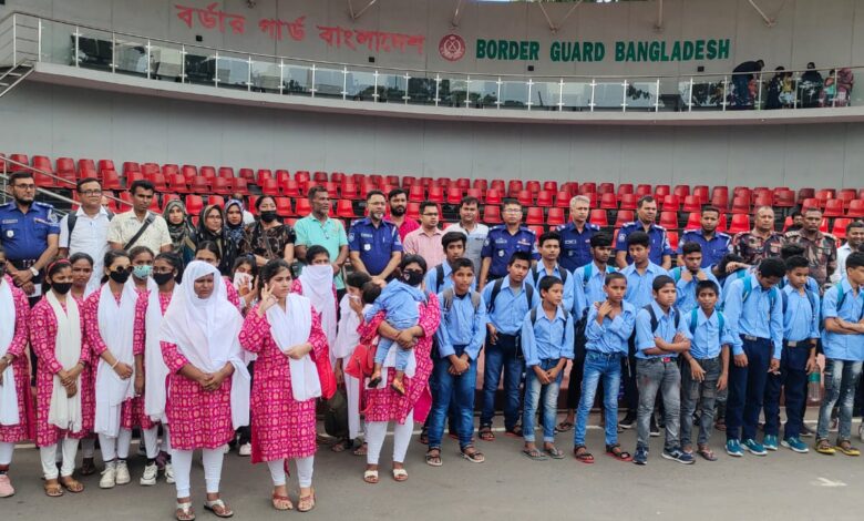 বেনাপোল চেকপোষ্ট দিয়ে বিশেষ ট্রাভেল পারমিটের মাধ্যেমে দেশে ফিরেছে নারী সহ ৩৬ জন শিশু ও কিশোরী
