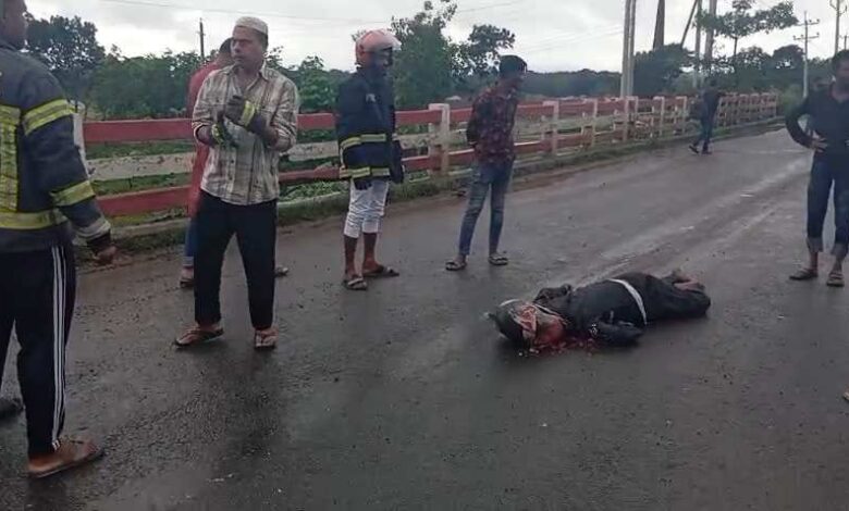 রাজবাড়ীতে ট্রাক চাপায় মোটর সাইকেল আরোহী নিহত ১ রাজবাড়ীতে ট্রাক চাপায় মোটর সাইকেল আরোহী নিহত ১
