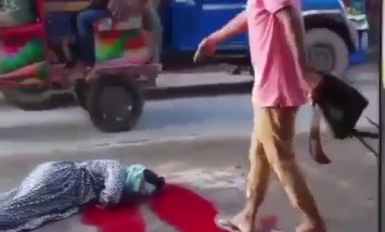 দক্ষিণখানে রাস্তায় প্রকাশ্যে স্ত্রীকে গলা কেটে খুন, স্বামীকে গণধোলাই দক্ষিণখানে রাস্তায় প্রকাশ্যে স্ত্রীকে গলা কেটে খুন, স্বামীকে গণধোলাই