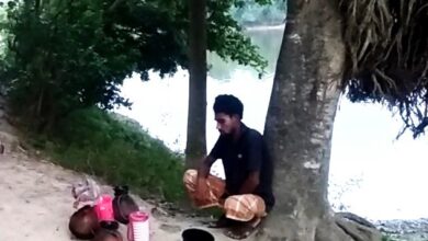 বেনাপোলের খলসি বাজারে বিক্রি হচ্ছে টাটকা তালের রস