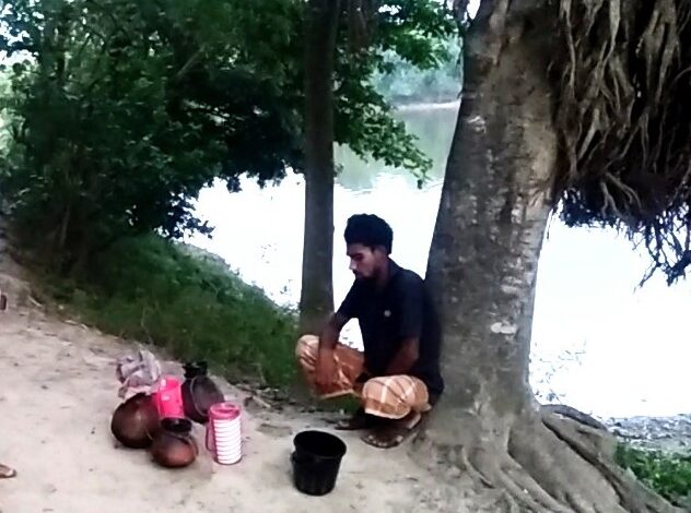 বেনাপোলের খলসি বাজারে বিক্রি হচ্ছে টাটকা তালের রস বেনাপোলের খলসি বাজারে বিক্রি হচ্ছে টাটকা তালের রস