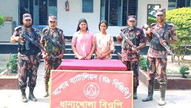অবৈধ অনুপ্রবেশের অভিযোগে বেনাপোল সীমান্তে তৃতীয় লিঙ্গের দুজন আটক
